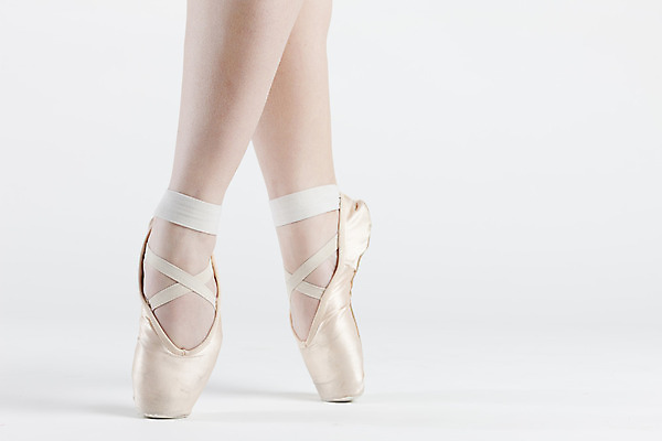 포토 JPG 해외이미지 여자 신발 발 실내 서기 사람 성인 사람없음 인테리어 춤 쌍 우아함 발레 묘사 발레리나 해외202004 해외포토 디자인 컨셉 모션 문화예술 내부 신체부위 파일형식 이미지허브