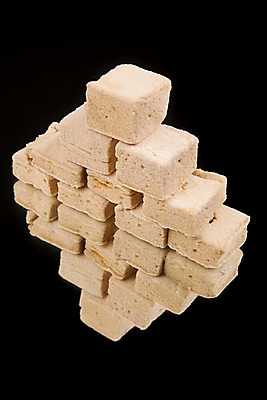 포토 JPG 해외이미지 음식 조각 디저트 콩 주택 사탕 사람없음 반사 갈색 과자 거울 프랑스 대접 시간 황금 고급 차 달콤 큼 굽기 카나페 큐브 치수 부드러움 코코넛 충동구매 토막 마시멜로우 미니 바닐라 채식주의자 핸드메이드 비건 해외202004 해외포토 유럽 음료 컬러 컨셉 과일 곡류 서양음식 건물 쇼핑 감각 맛 크기 구이 채식 과소비 파일형식 이미지허브