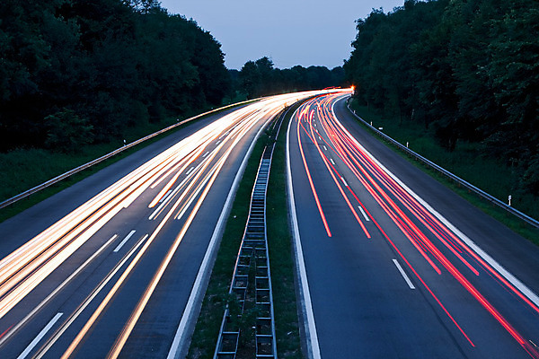 포토 JPG 해외이미지 나무 구름 유럽 도로 여행 교통시설 모션 자동차 하늘 독일 숙이기 사람없음 빨간색 파란색 도시풍경 노란색 황혼 운전 도시 시간 고속도로 야간 저녁 속도 역동적 바쁨 장노출 해외202004 해외포토 자연요소 식물 나라 길 육상교통 컬러 포즈 교통 컨셉 촬영기법 풍경 일몰 시설 파일형식 이미지허브