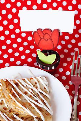 포토 JPG 해외이미지 접시 포크 사람없음 빨간색 쪽지 튤립 아침식사 브런치 빨래집게 팬케이크 점심식사 해외202004 해외포토 식기 꽃 컬러 집게 케이크 식사 파일형식 이미지허브
