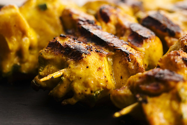 포토 JPG 해외이미지 전통 접시 아시아 음식 피망 따뜻함 육류 요리 동양인 사람없음 파티 식당 검은색 식사 저녁식사 치킨 흰색 발표 막대기 꼬치 그릴 바비큐 먹기 허브 대나무 매움 레시피 말레이시아 점심식사 고립 식용 절임 해외202004 해외포토 나무 식물 식기 나라 컬러 채소 식재료 모션 주방용품 인종 이벤트 상점 맛 닭고기요리 파일형식 이미지허브