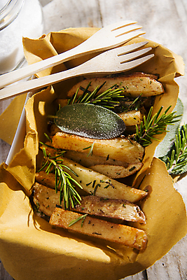 포토 JPG 해외이미지 실내 사람없음 감자튀김 담기 나무포크 해외202004 해외포토 포크 모션 감자 내부 튀김 파일형식 이미지허브