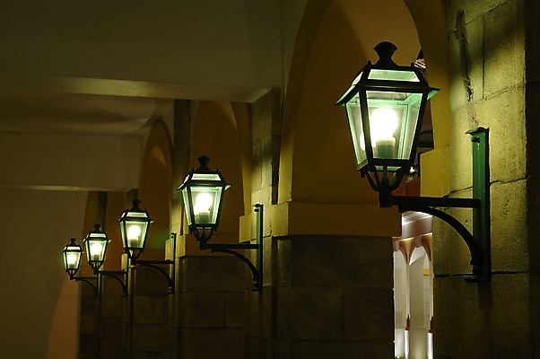 포토 JPG 해외이미지 벽 조각 백그라운드 가로등 전구 건축양식 날씨 전등 조명 거리 주택 매달리기 그림자 사람없음 야외 장식 빛 문 수확 골동품 등불 램프 클래식 야간 통로 아치 포트 야광 식민지 옛날 스타일 해외202004 해외포토 자연요소 공공시설 건축 컨셉 농업 모션 건물 파일형식 이미지허브