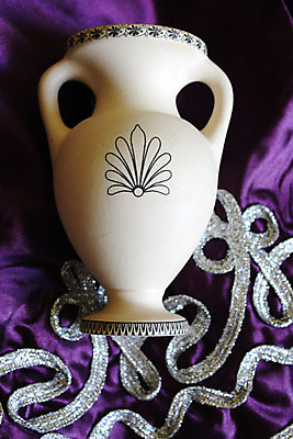 포토 JPG 해외이미지 그릇 손 드레스 옷 패턴 정장 사람없음 유행 보라색 흰색 직물 제비꽃 만족 질감 아랍어 해외202004 해외포토 식기 꽃 감정 컬러 무늬 신체부위 파일형식 이미지허브