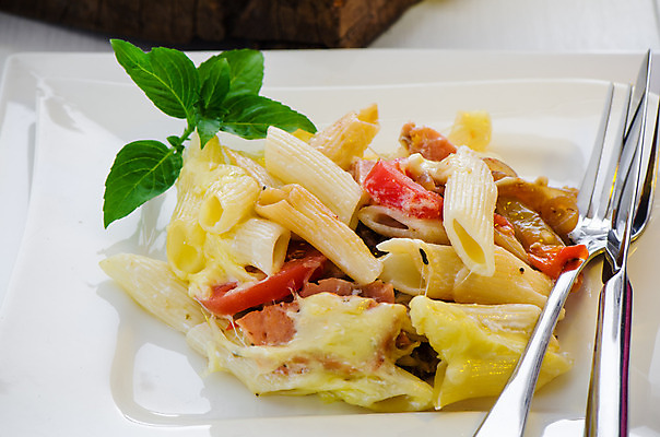 포토 JPG 해외이미지 접시 음식 포크 토마토 채소 나비넥타이 치즈 파스타 요리 사람없음 목재 초록색 노란색 숟가락 식사 저녁식사 이탈리아 흰색 체리 소시지 칼 굽기 허브 크림 국수 냅킨 햄 베이컨 바질 점심식사 그라탱 마카로니 모짜렐라치즈 부스러기 캐서롤 파르팔레 안락 해외202004 해외포토 나무 식물 식기 유럽 컬러 컨셉 과일 재료 넥타이 유제품 서양음식 수저 육류 돼지고기 면류 용기_그릇 가공식품 구이 파스타면 파일형식 이미지허브