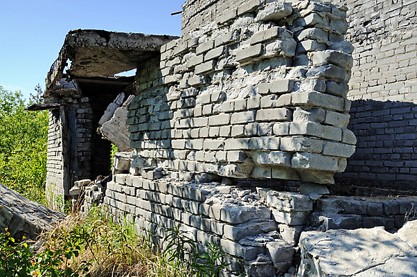 포토 JPG 해외이미지 건축양식 벽돌 주택 사람없음 야외 건물 손상 균열 부식 시멘트 구식 옛날 재앙 콘크리트 파멸 혼란 해외202004 해외포토 건축물 건축 컨셉 모션 파일형식 소멸 이미지허브
