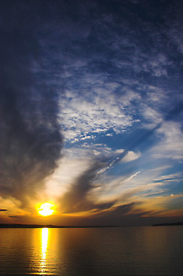포토 JPG 해외이미지 구름 호수 바다 자연 하늘 날씨 휴식 풍경 사람없음 야외 빨간색 물 여름 파란색 강 컬러풀 태양 반사 보라색 검은색 일몰 새벽 연못 고독 저녁 제비꽃 청록색 해외202004 해외포토 자연요소 계절 꽃 감정 컬러 컨셉 노을 야간 생태계 파일형식 이미지허브