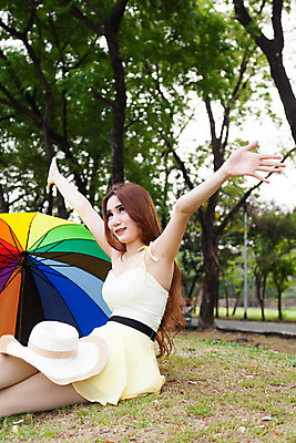 포토 JPG 해외이미지 나무 라이프스타일 드레스 계절 공원 여자 행복 얼굴 밭 우산 태국 자연 휴식 한명 미소 사람 앉기 동양인 잔디 성인 야외 초록색 여름 햇빛 머리 봄 신선 해외202004 해외포토 식물 1 옷 공공시설 감정 아시아 컬러 컨셉 농업 모션 표정 인종 생활 신체부위 태양 생태계 파일형식 이미지허브