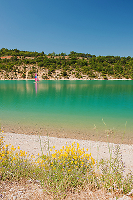 포토 JPG 해외이미지 호수 스포츠 분홍색 요트 자연 항해 풍경 사람없음 세로 물 컬러풀 마을 프랑스 성자 빗자루 프랑스어 프로방스 해외202004 해외포토 자연요소 문자 유럽 종교 컬러 배_교통 청소도구 생태계 파일형식 이미지허브