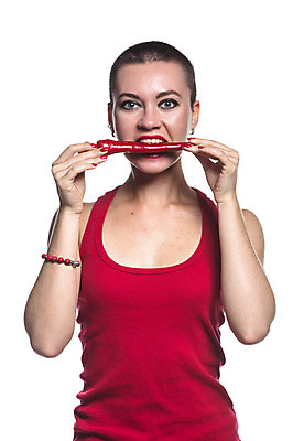 포토 JPG 해외이미지 백인 1 응시 여자 얼굴 음식 백그라운드 채소 고추 갈색머리 건강 한명 사람 성인 빨간색 머리 흰색 뜨거움 입 먹기 향신료 슛 후추 고립 해외202004 해외포토 서양인 헤어스타일 시선 컬러 모션 신체부위 향미료 파일형식 이미지허브