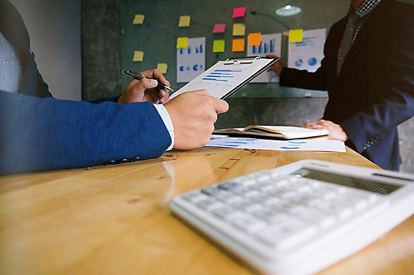 포토 JPG 해외이미지 직업 남자 백그라운드 컨셉 인터넷 회사 비즈니스 성공 그래프 선물 사람 사람없음 금융 노트북 컴퓨터 사무실 알약 펜 자료 업무 비즈니스맨 그룹 시장 결과 토론 분석 보고서 상담 경영자 문서 창업 보여주기 회계 경영 마케팅 투자자 프로젝트 해외202004 해외포토 모션 경제 전자제품 필기구 약 작업 직장인 리더 투자 자영업 파일형식 이미지허브