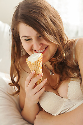 포토 JPG 해외이미지 모양 여자 행복 얼굴 음식 백그라운드 다이어트 베개 아침 디저트 주택 갈색머리 건강 한명 미소 웃음 케이크 얼음 식사 저녁식사 금지 덮개 흰색 침대 닫기 달콤 담요 아래 먹기 기아 크림 긍정 문제 원뿔 거짓말 영양분 해외202004 해외포토 주간 자연요소 도형 1 헤어스타일 감정 컬러 가구 컨셉 침구 모션 표정 사람 건물 신체부위 뚜껑 맛 방향 사회이슈 위치 파일형식 이미지허브