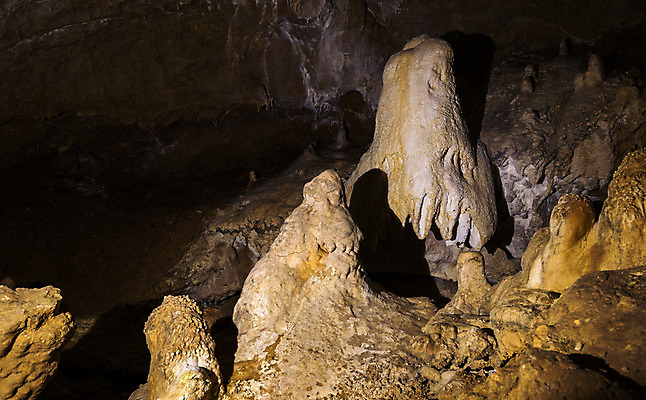 포토 JPG 해외이미지 벽 자연 실내 그림자 사람없음 내부 빛 갈색 어둠 침묵 젖음 시험 탐험 바위 기둥 동굴 미술관 묘사 질감 안심 지하 내추럴 깊이 땅바닥 슬로바키아 종유석 지질학 해외202004 해외포토 교육 건축 유럽 컬러 바닥 육류 소리 돌_바위 생태계 파일형식 이미지허브