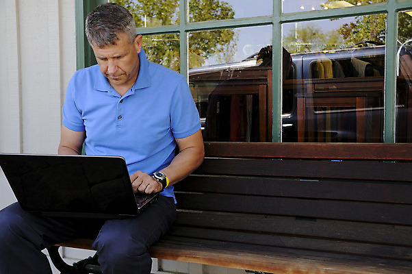 포토 JPG 해외이미지 백인 응시 교육 남자 얼굴 중년 포즈 인터넷 한명 사람 성인 노트북 스터디 컴퓨터 공책 흰색 표현 무선전화기 해외202004 해외포토 서양인 1 시선 컬러 문구용품 신체부위 전자제품 학습 전화기 파일형식 이미지허브