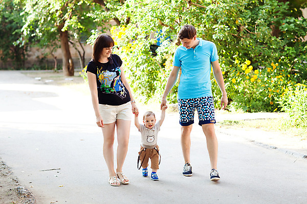 포토 JPG 해외이미지 백인 라이프스타일 손 응시 공원 여자 행복 아들 어린이 2 가족 자연 엄마 휴가 함께함 사랑 웃음 사람 소년 성인 야외 세명 산책 기쁨 흰색 아기 잡기 아빠 작음 해외202004 해외포토 서양인 시선 공공시설 남자 감정 컬러 컨셉 관계 모션 휴식 표정 생활 신체부위 크기 생태계 파일형식 이미지허브