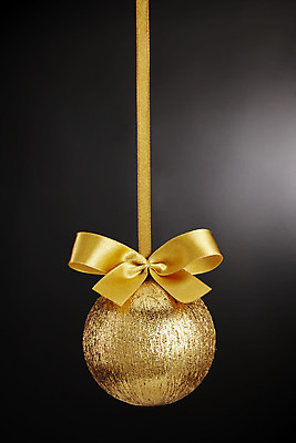 포토 JPG 해외이미지 리본 크리스마스장식 크리스마스 검은배경 휴가 매달리기 사람없음 장식 빛 한개 축하 화려 황금 멀리 여의주 카피스페이스 해외202004 해외포토 1 기념일 백그라운드 컨셉 모션 검은색 공백 파일형식 이미지허브