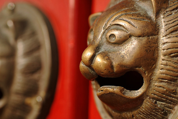 포토 JPG 해외이미지 전통 디자인 아시아 종교 문화 건축양식 주택 자물쇠 손잡이 동양인 사람없음 건물 목재 장식 빨간색 문 금속 중국 궁전 수확 골동품 사찰 오픈 원형 황금 닫기 보호 사자 심볼 묘사 질감 잠금 보안 대문 청동 동쪽 놋쇠 옛날 스타일 해외202004 해외포토 도형 나무 건축물 건축 나라 컬러 컨셉 고건축 농업 재료 포유류 종교건축 모션 재질 안전 인종 방향 파일형식 이미지허브