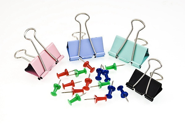 포토 JPG 해외이미지 백그라운드 사람없음 빨간색 초록색 파란색 노란색 흰색 압정 플라스틱 방향 그림 해외202004 해외포토 컬러 재질 사무용품 파일형식 이미지허브