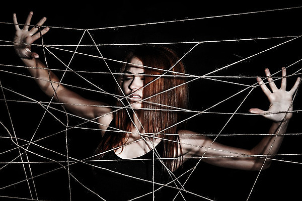 포토 JPG 해외이미지 백인 응시 여자 감정 무기 선 밧줄 백그라운드 관리 그림자 한명 빛 유행 검은색 어둠 힘 놀람 자유 흰색 운명 표현 잡기 그물 좌절 야간 무서움 열정 거미 노끈 종료 해외202004 해외포토 자연요소 서양인 1 시선 줄 컬러 곤충 컨셉 모션 표정 사람 파일형식 이미지허브