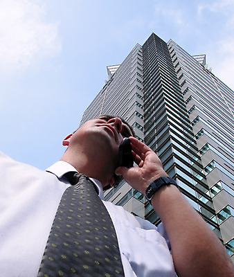 포토 JPG 해외이미지 손 남자 셔츠 생각 비즈니스 통신 하늘 성공 넥타이 모바일 말하기 대화 한명 건물 여름 사무실 머리 고층빌딩 힘 듣기 도시 업무 도심 연결 토론 피부 동료 리더 역동적 통화 팔 조언 해외202004 해외포토 1 건축물 잡화 계절 컨셉 상의 관계 모션 사람 빌딩 신체부위 작업 파일형식 이미지허브