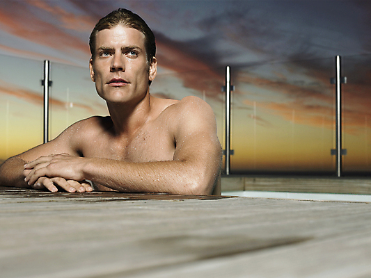 포토 JPG 해외이미지 주간 남자 수영복 여유 수영장 한명 상반신 성인 야외 옆모습 여름휴가 바캉스 노을 시원함 근육질 성인남자한명만 해외202004 해외포토 자연요소 1 옷 감정 뷰포인트 근육 휴가 사람 몸매 남자한명만 성인남자만 파일형식 여름_계절 이미지허브