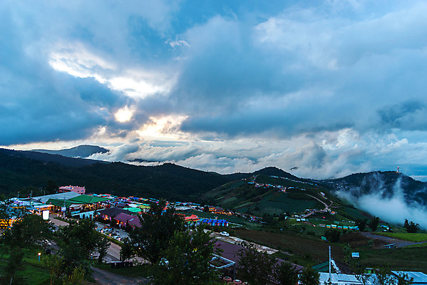 포토 JPG 해외이미지 구름 공원 백그라운드 밭 태국 자연 하늘 산 풍경 사람없음 야외 초록색 여름 파란색 빛 태양 일출 계곡 맑음 일몰 새벽 흰색 시골 도시 언덕 장면 내추럴 전국 절정 해외202004 해외포토 자연요소 계절 공공시설 아시아 컬러 농업 날씨 노을 생태계 파일형식 이미지허브