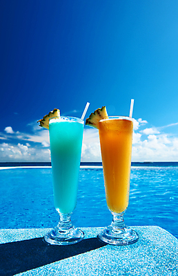 포토 JPG 해외이미지 주간 구름 하늘 수영장 사람없음 야외 여름 맑음 칵테일 파인애플 두잔 해외202004 인피니티풀 해외포토 자연요소 계절 2 과일 날씨 주류 열대과일 파일형식 이미지허브