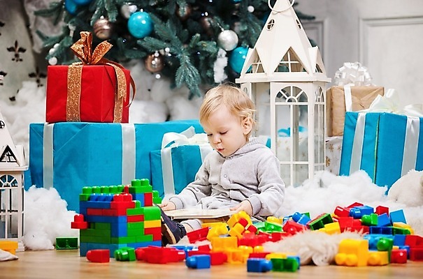 포토 JPG 해외이미지 나무 백인 1 전통 라이프스타일 교육 남자 행복 어린이 크리스마스 겨울 놀이 휴가 새로움 바닥 주택 실내 선물 한명 사람 앉기 소년 내부 건물 장식 상자 금발 장난감 블록 유치원 축하 잡기 작음 연도 걸음마 해외202004 해외포토 서양인 식물 헤어스타일 건축물 계절 기념일 감정 컨셉 모션 생활 크기 파일형식 이미지허브