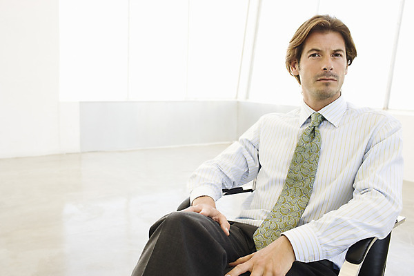 포토 JPG 해외이미지 응시 남자 중년 포즈 의자 비즈니스 회의 갈색머리 실내 한명 사람 앉기 비즈니스맨 스페인 만족 옷입기 그라나다 해외202004 해외포토 1 헤어스타일 시선 감정 유럽 가구 모션 성인 내부 직장인 파일형식 이미지허브