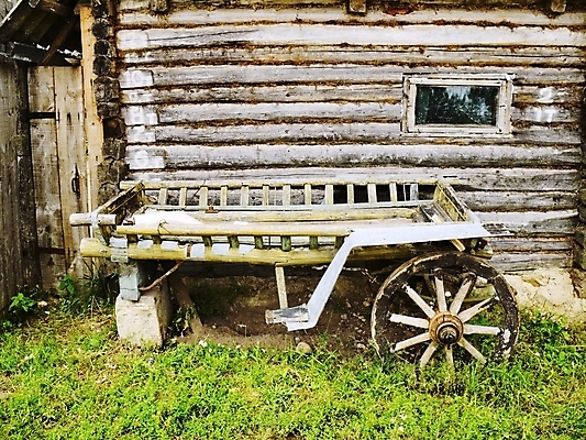 포토 JPG 해외이미지 벽 창문 주택 사람없음 목재 울타리 카트 바퀴 대문 통나무 옛날 해외202004 해외포토 나무 재료 건물 담장 문 파일형식 이미지허브
