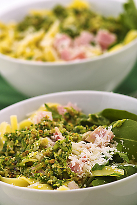 포토 JPG 해외이미지 음식 포크 파스타 사람없음 초록색 노란색 주방 면 지중해 먹기 법정 전문 탈리아텔레 해외202004 해외포토 식기 바다 컬러 모션 서양음식 파스타면 파일형식 이미지허브