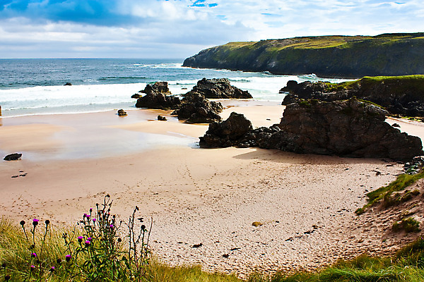 포토 JPG 해외이미지 모래 파도 바다 여행 벤치 풍경 사람없음 물 여름 햇빛 만 망토 암초 북쪽 산악지대 스코틀랜드 해외202004 해외포토 자연요소 계절 의자 영국 산 태양 방향 파일형식 이미지허브