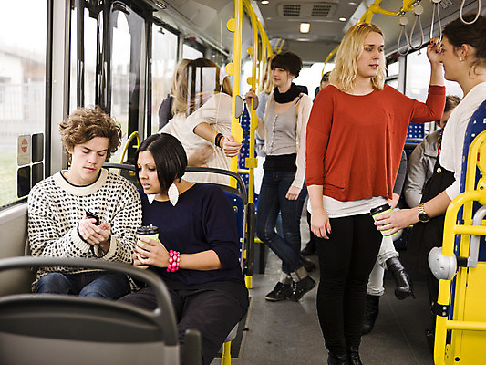 포토 JPG 해외이미지 백인 직업 캐릭터 커플 여자 남자 교통수단 통신 교통시설 청소년 커뮤니케이션 버스 사람 여러명 스마트폰 기차 표현 시간 메시지 속도 출퇴근 문자메시지 해외202004 해외포토 서양인 육상교통 다수 교통 비즈니스 관계 대중교통 핸드폰 스마트기기 시설 파일형식 이미지허브