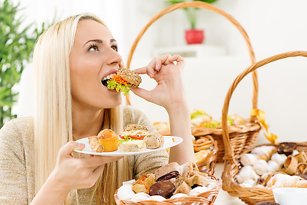 포토 JPG 해외이미지 행복 음식 탁자 실내 샌드위치 한명 미소 가로 인테리어 금발 바구니 기쁨 올려보기 맛 먹기 배고픔 카나페 토막 페스츄리 카피스페이스 해외202004 해외포토 1 헤어스타일 디자인 감정 빵 가구 컨셉 모션 서양음식 표정 사람 내부 공백 파일형식 이미지허브