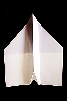 포토 JPG 해외이미지 종이 검은배경 실내 사람없음 한개 종이비행기 해외202004 해외포토 1 백그라운드 내부 검은색 종이접기 파일형식 이미지허브