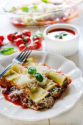 포토 JPG 해외이미지 접시 음식 토마토 방울토마토 치즈 파스타 요리 사람없음 식당 식사 이탈리아 허브 향신료 국수 시금치 바질 토마토소스 점심식사 폭식 라자냐 채식주의자 비건 해외202004 해외포토 식물 식기 유럽 채소 유제품 서양음식 상점 면류 소스_음식 이탈리아음식 채식 향미료 파일형식 이미지허브
