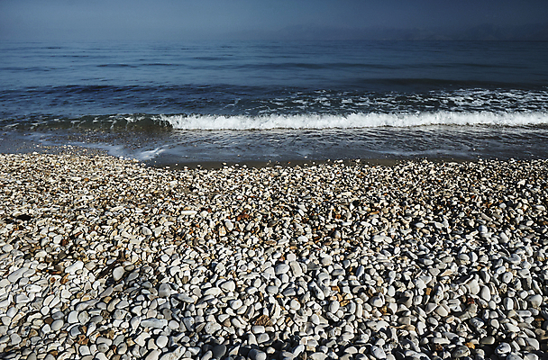 포토 JPG 해외이미지 구름 유럽 모래 파도 바다 섬 자연 하늘 산 사람없음 물 거품 조약돌 바위 지중해 그리스 코르푸 수평선 해외202004 해외포토 자연요소 나라 돌_바위 생태계 파일형식 이미지허브