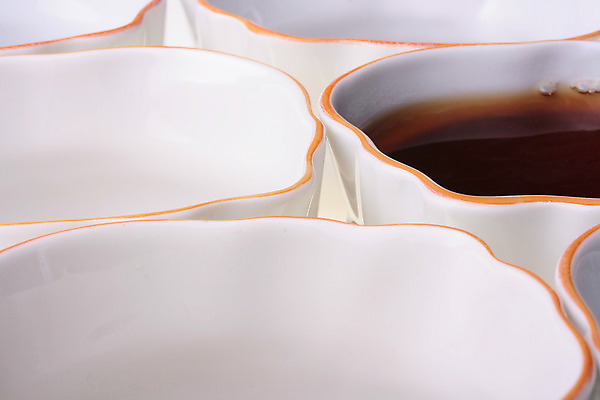 포토 JPG 해외이미지 영어 음료 잎 탁자 아침 영국 손잡이 사람없음 컵 식당 검은색 중국 어둠 머그컵 흰색 뜨거움 액체 그룹 차 아침식사 배열 가득함 상쾌 줄서기 해외202004 해외포토 주간 식물 문자 식기 감정 유럽 아시아 컬러 가구 모션 상점 식사 파일형식 이미지허브