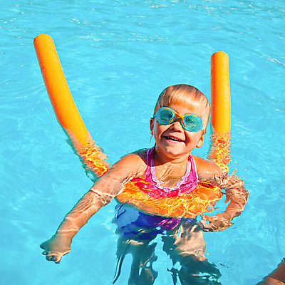 포토 JPG 해외이미지 백인 수영복 행복 어린이 오렌지 휴가 고글 건강 한명 사람 야외 물 파란색 운동 햇빛 맑음 수영 기쁨 아기 국수 휴양지 통나무 수영선수 개발 해외202004 해외포토 자연요소 서양인 나무 1 옷 감정 음식 컬러 과일 날씨 운동선수 태양 장소 수상스포츠 면류 파일형식 이미지허브