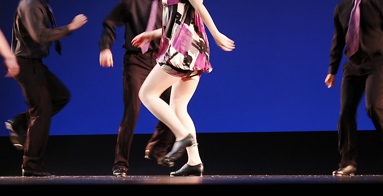 포토 JPG 해외이미지 무기 음악 바지 발 넥타이 관리 소년 사람없음 파란색 컬러풀 검은색 공연 회색 무대 흰색 춤 해외202004 해외포토 잡화 남자 어린이 컬러 하의 문화예술 이벤트 신체부위 파일형식 이미지허브