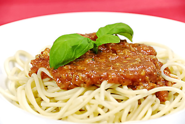 포토 JPG 해외이미지 접시 음식 토마토 파스타 스파게티 육류 사람없음 이탈리아 소고기 맛 케첩 허브 바질 식용 펜네 탈리아텔레 해외202004 해외포토 식물 식기 유럽 컨셉 채소 식재료 서양음식 소스_음식 파스타면 파일형식 이미지허브