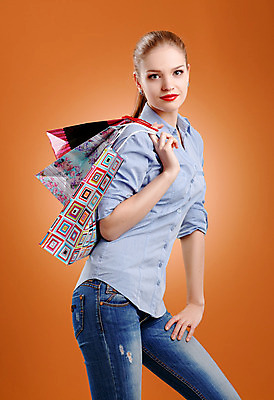 포토 JPG 해외이미지 백인 1 응시 드레스 여자 행복 유럽 얼굴 포즈 백그라운드 셔츠 가방 휴가 기념 선물 한명 서기 사람 빨간색 쇼핑 유행 세일 우주 상점 청바지 축하 잡기 우아함 자르기 넘어짐 유일 해외202004 해외포토 서양인 시선 잡화 옷 감정 나라 컬러 컨셉 상의 바지 모션 신체부위 파일형식 이미지허브