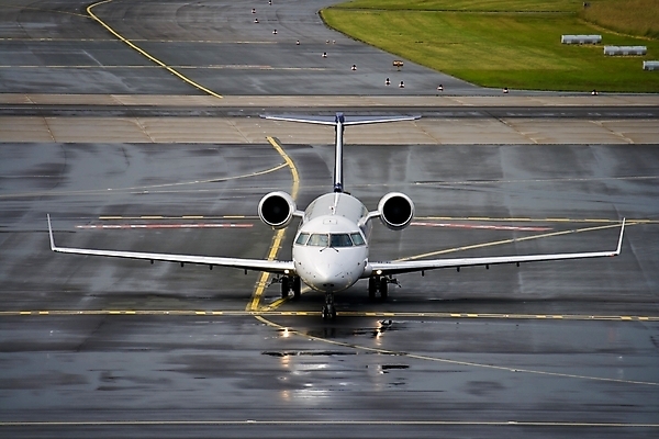 포토 JPG 해외이미지 여행 교통시설 비행기 독일 사람없음 도시풍경 도시 공항 항공 활주로 제트기 승객 대패 해외202004 해외포토 유럽 길 교통 항공교통 대중교통 풍경 시설 파일형식 이미지허브