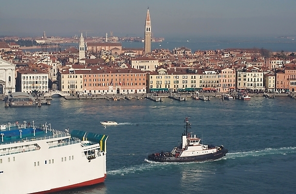 포토 JPG 해외이미지 유럽 바다 섬 여행 건축양식 교통시설 하늘 휴가 주택 항해 파노라마 풍경 사람없음 물 파란색 도시풍경 컬러풀 이탈리아 도시 보트 역사 함선 운하 베네치아 석호 옛날 채널 해외202004 해외포토 자연요소 건축 나라 컬러 교통 배_교통 촬영기법 건물 시설 파일형식 이미지허브