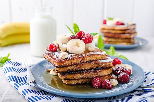 포토 JPG 해외이미지 접시 포크 바나나 실내 사람없음 아웃포커스 우유 식탁보 우유병 민트 슬라이스 산딸기 메이플시럽 해외202004 프렌치토스트 해외포토 식기 과일 병_용기 유제품 촬영기법 내부 허브 토스트 시럽 파일형식 이미지허브