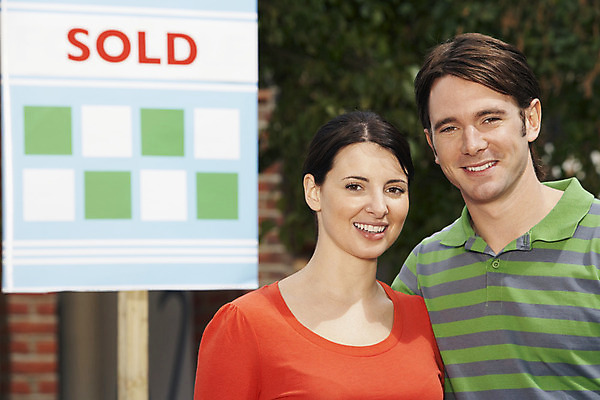 포토 JPG 해외이미지 백인 라이프스타일 커플 응시 여자 남자 행복 컨셉 2 건축양식 모션 부동산 새로움 주택 함께함 사랑 사람 20대 성인 야외 두명 가로 판매 세일 재산 구매 사인 런던 해외202004 해외포토 서양인 시선 건축 감정 관계 영국 청년 건물 생활 금융 쇼핑 파일형식 이미지허브