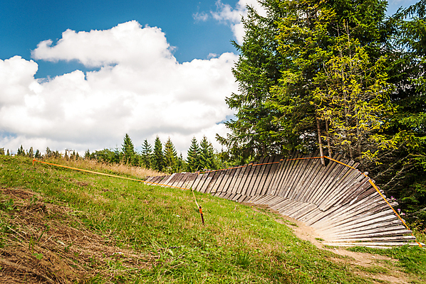 포토 JPG 해외이미지 나무 구름 길 스포츠 여행 곡선 자연 하늘 휴가 산 사람없음 야외 목재 초록색 파란색 자전거 하이킹 언덕 침엽수 흐림 루트 산악자전거 선로 슬로바키아 해외202004 해외포토 자연요소 식물 유럽 선 컬러 재료 레저 날씨 바이크 생태계 파일형식 이미지허브