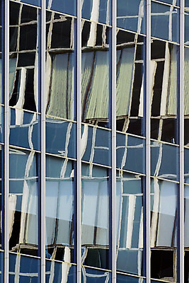 포토 JPG 해외이미지 구름 디자인 외관 응시 벽 백그라운드 패턴 비즈니스 건축양식 부분 창문 유리 미래 프레임 사람없음 야외 건물 금융 파란색 사무실 반사 탑 고층빌딩 거울 장비 도시 재산 보호 위험 큼 보안 장면 감시 진짜 철강 해외202004 해외포토 자연요소 건축물 시선 건축 컬러 컨셉 무늬 재질 안전 빌딩 경제 크기 파일형식 이미지허브