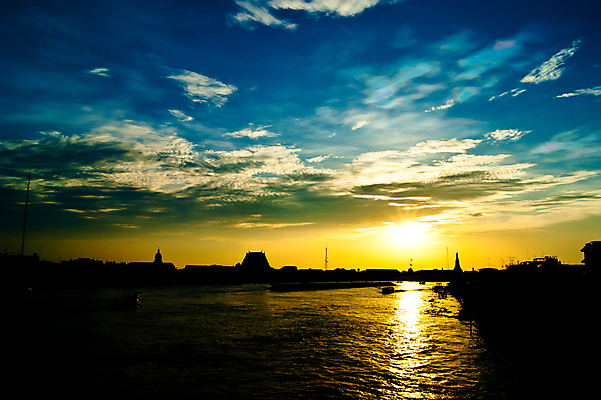 포토 JPG 해외이미지 구름 아시아 백그라운드 무지개 오렌지 태국 자연 하늘 아침 날씨 동양인 풍경 사람없음 야외 물 여름 파란색 빛 세트 컬러풀 햇빛 태양 반사 노란색 평화 우주 일출 환경 검은색 어둠 황혼 일몰 새벽 광선 야간 저녁 만족 그림 방콕 상승 장면 천국 스카이라인 내추럴 강렬 해외202004 해외포토 주간 자연요소 계절 감정 나라 컬러 컨셉 과일 인종 노을 생태계 파일형식 이미지허브