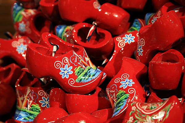 포토 JPG 해외이미지 전통 산업 선 신발 패턴 창문 선물 사람없음 목재 파란색 컬러풀 세일 여행객 상점 페인트 작업실 역사 전시회 창고 네덜란드 그림 박물관 기념품 수공예 줄서기 해외202004 해외포토 나무 유럽 컬러 무늬 재료 모션 사람 전시 공예 오브젝트 파일형식 이미지허브